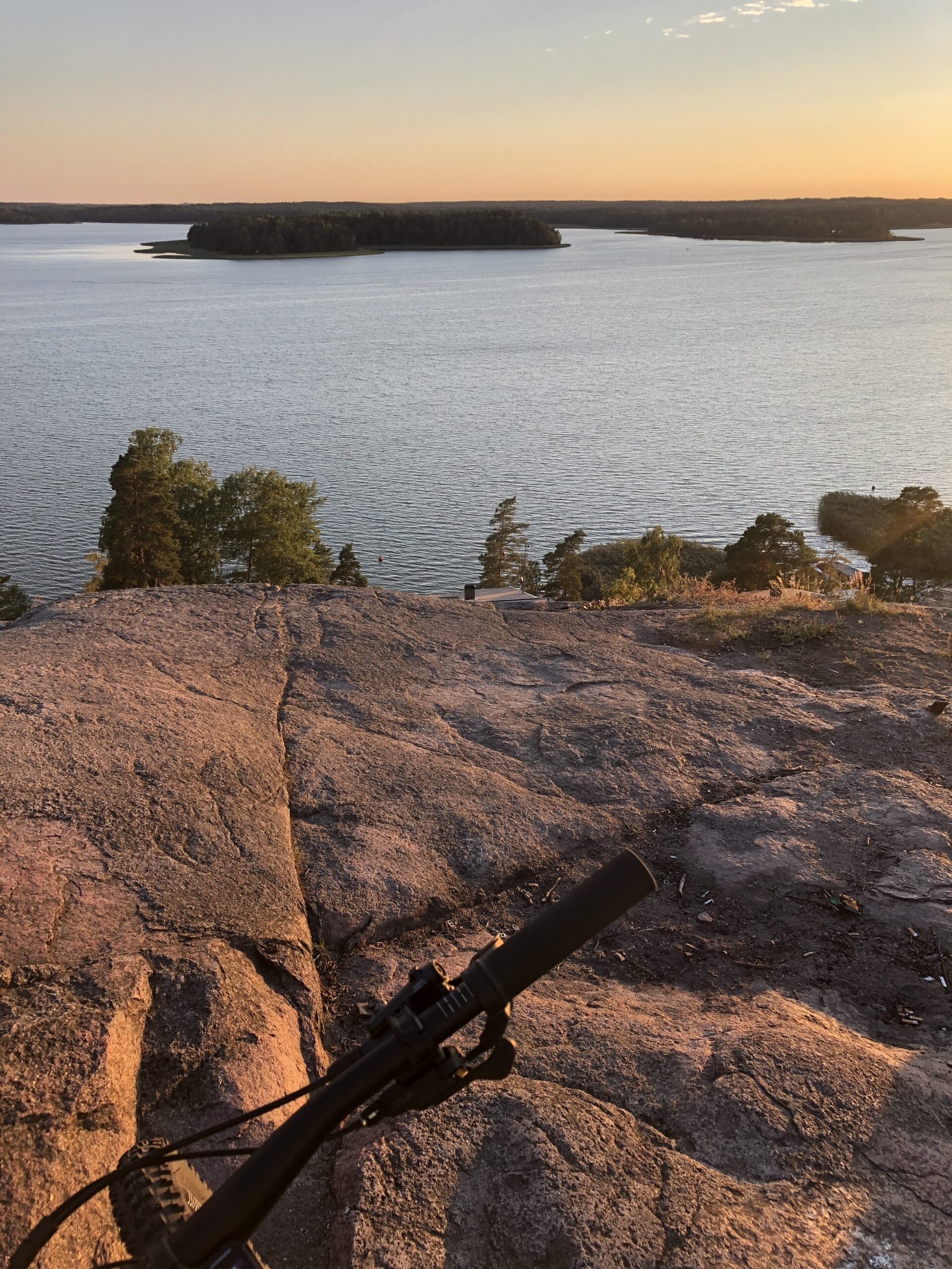 Kuva Heikki Ilvessalo - ilta-ajelu Soukanrannan kallioilla Espoossa 7/2021